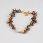 طقم عقد وأسورة من أحجار تايجر آي – مزين بحجر لؤلؤ خام ولمسات من أحجار الهيماتيت، مع سلسلة مطلية ذهب عيار 21 تمنح التصميم أناقة لا تُقاوم