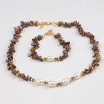 ⁦طقم عقد وأسورة من أحجار تايجر آي – مزين بحجر لؤلؤ خام ولمسات من أحجار الهيماتيت، مع سلسلة مطلية ذهب عيار 21 تمنح التصميم أناقة لا تُقاوم⁩ - الصورة ⁦2⁩