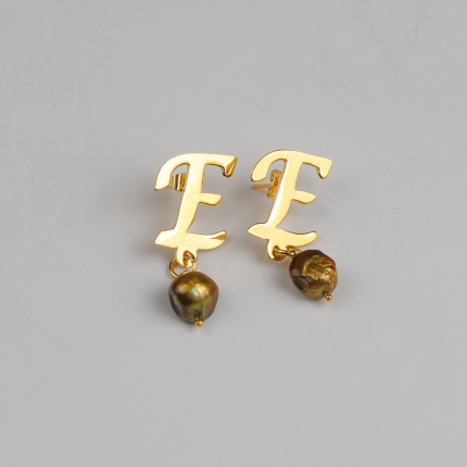 حلق أنيق وفاخر على شكل حرف "E"