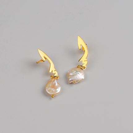 حلق حرف "أ" مزين بحجر لؤلؤ طبيعي