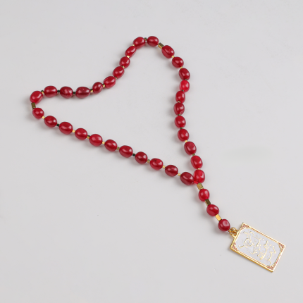 سبحة 33 حبة أحجار جاد طبيعي لون أحمر ياقوتي مع تزيين أحجار هيماتيت ذهبي طبيعي – دلاية – نحاس مطلي ذهب عيار 21