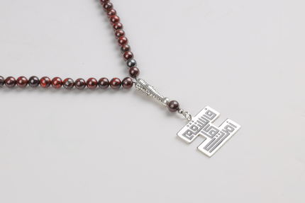 سبحة حجر الدم الطبيعي – تصميم خاص مع دلاية مميزة