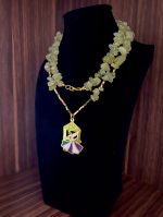 ⁦عقد فاخر تصميم أنيق وغني بالأحجار الطبيعية⁩ - الصورة ⁦5⁩